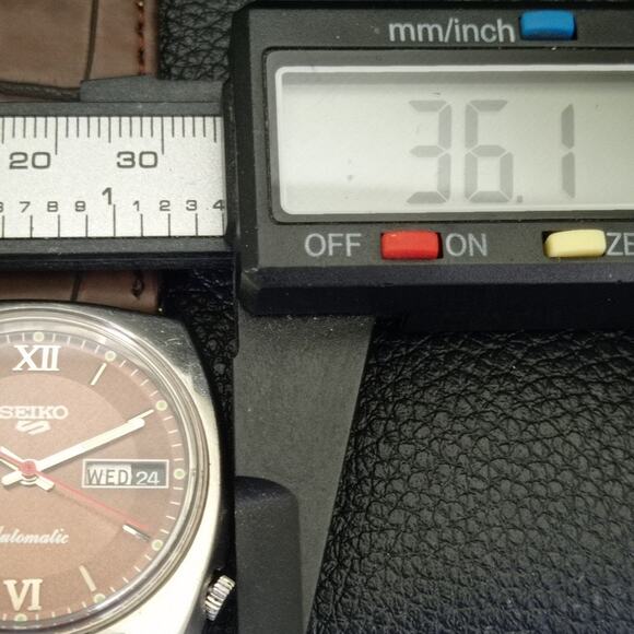 Vintage 1974 Square Seiko Automatic Mens Silver Watch W/daydate & Brown accents - Picture 7 of 10